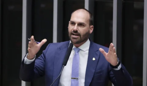 Tragédia no RS ‘foi uma falta de gestão do governo’, diz Eduardo Bolsonaro