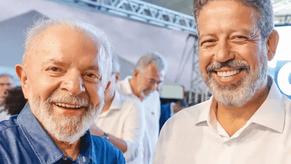 Lula sai em defesa a Lira, vaiado em evento