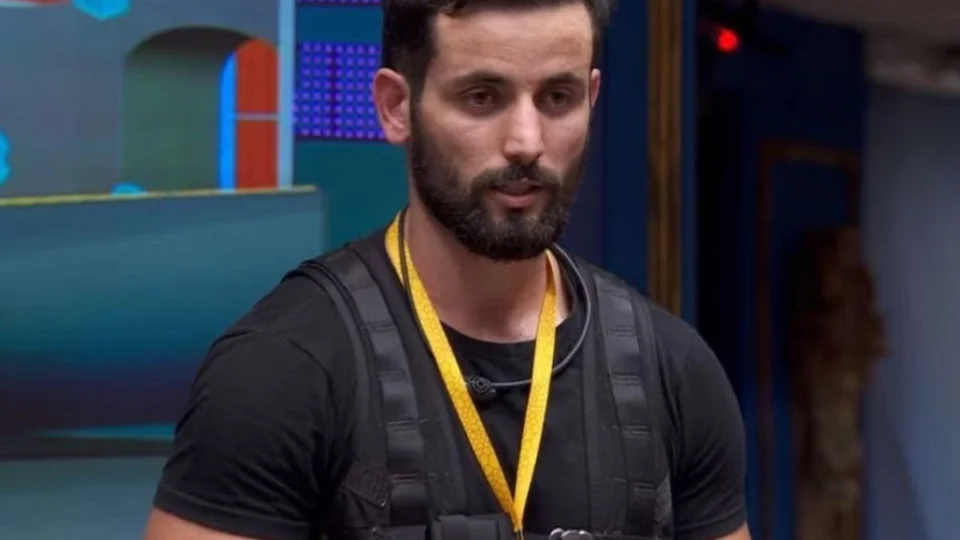 Matteus doa acessório icônico do BBB 24 para leilão beneficente no RS