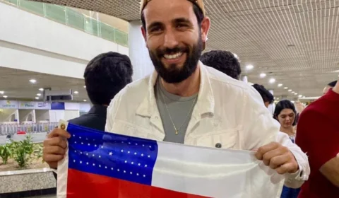 Ex-BBB Matteus chega a Manaus e é recebido por fãs