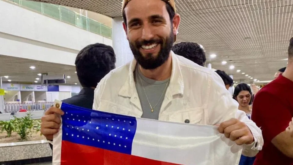 Ex-BBB Matteus chega a Manaus e é recebido por fãs