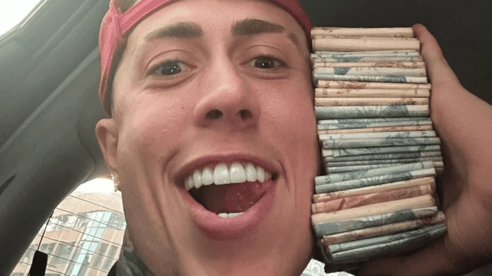 MC Daniel revela quanto ganha por show após ostentar notas de dinheiro