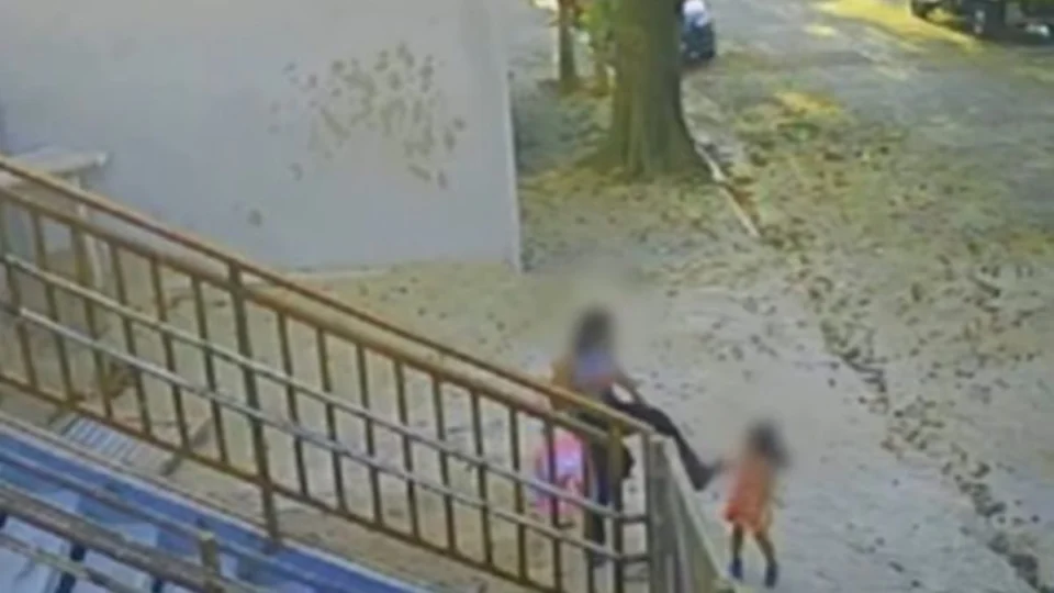 VÍDEO: mãe chuta a cabeça da filha de 3 anos na rua e gravação é revoltante