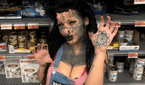 Mulher vira ‘gata humana’ por modificações corporais; veja antes e depois