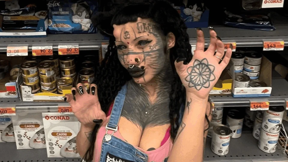 Mulher vira ‘gata humana’ por modificações corporais; veja antes e depois