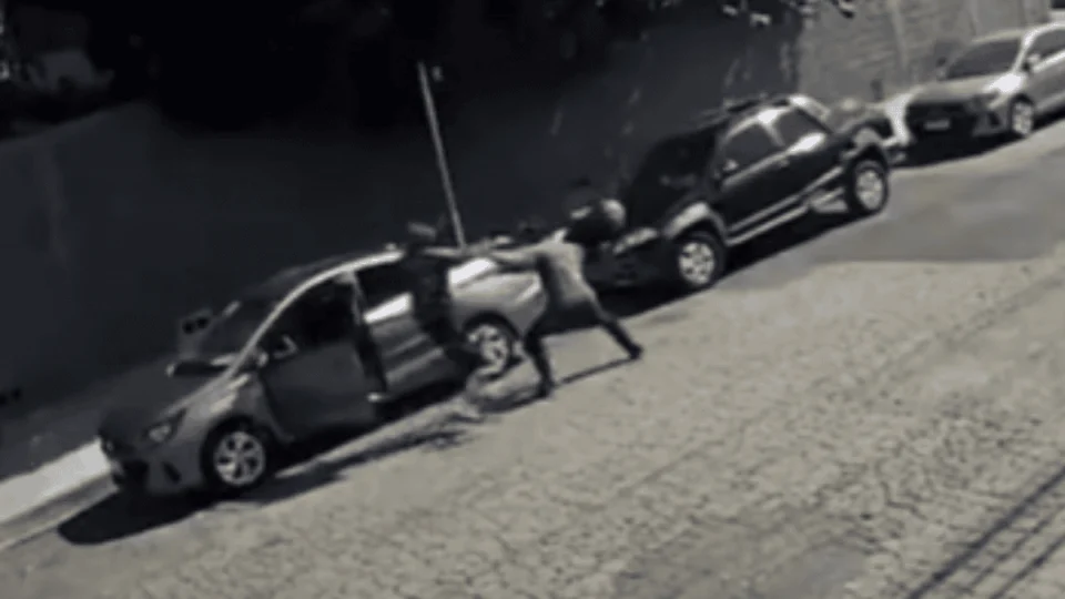 VÍDEO: homem leva tiro ao tentar impedir assalto a carro estacionado