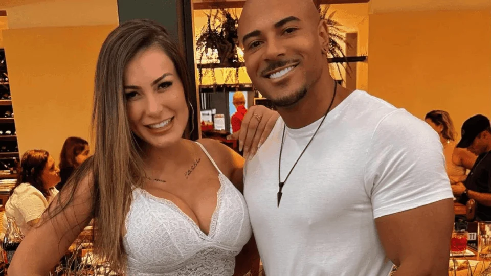 Urach é criticada por ‘show’ de sexo oral com o namorado em festa