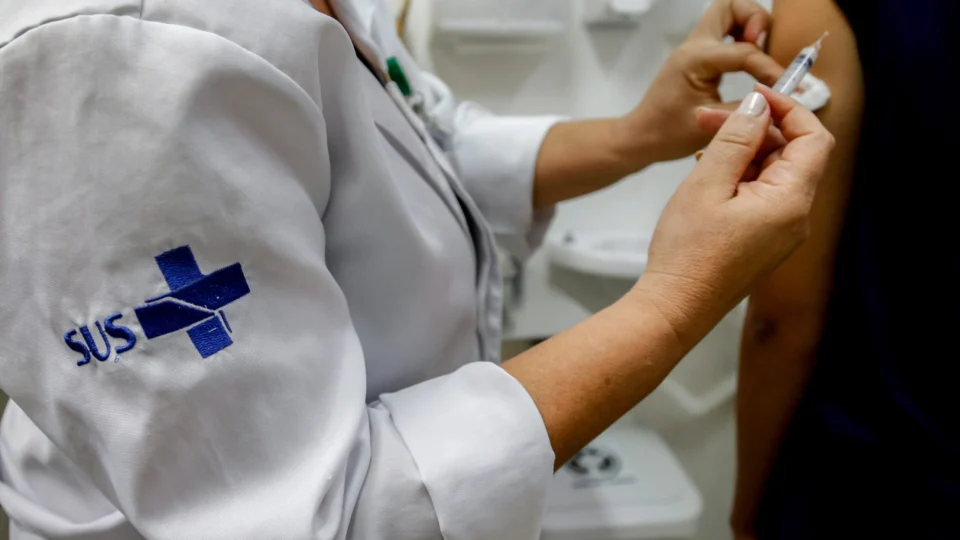 Vacinação no RS terá reforço; veja as doenças comuns após desastres