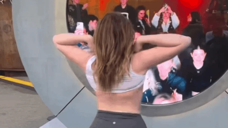 VÍDEO: modelo do OnlyFans expõe seios em câmera que une NY e Dublin