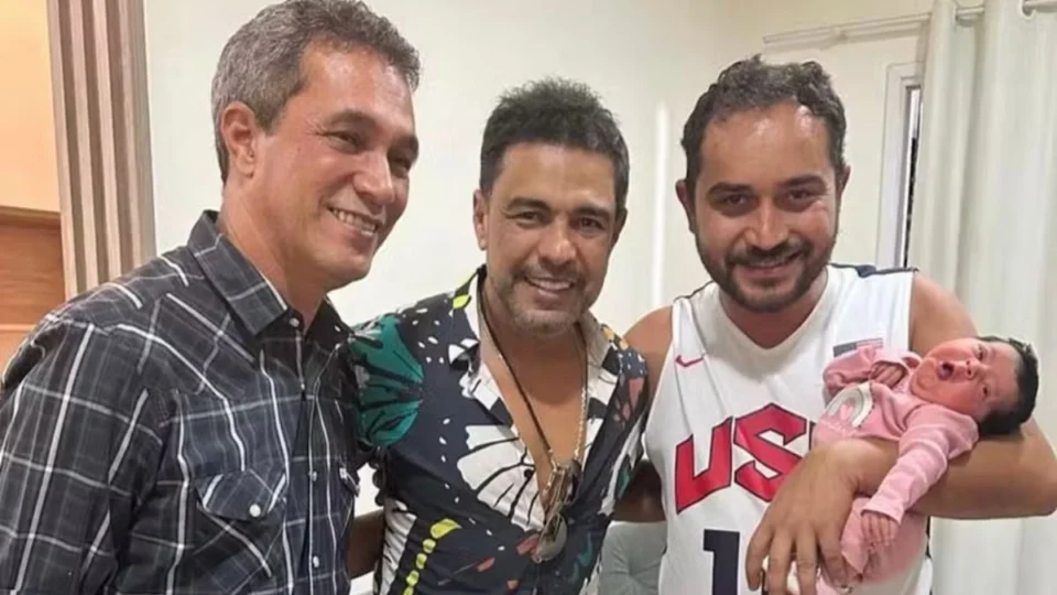 Brigado com o pai, filho de Luciano Camargo recebe visita de Zezé no hospital
