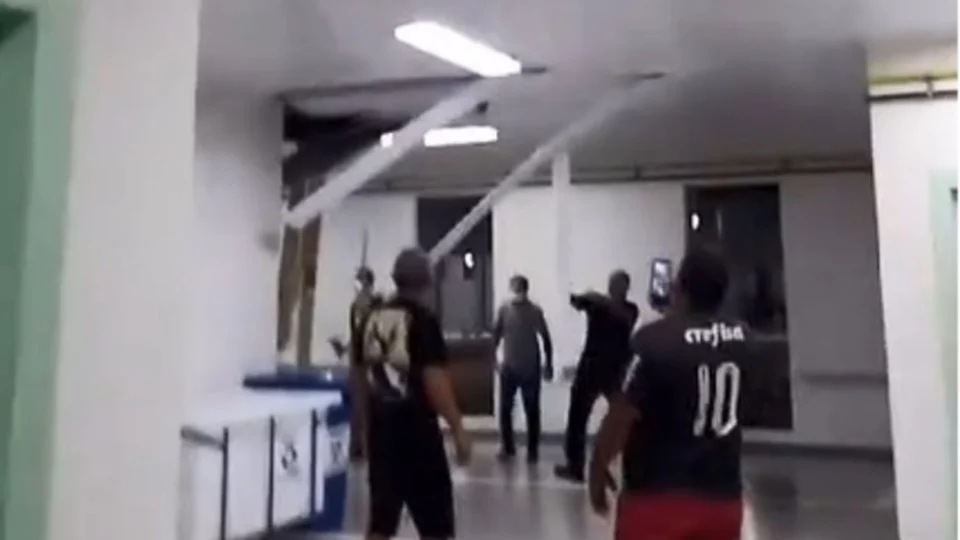 No Acre homem tem surto e é resgatado do teto da Upa de Rio Branco