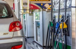 Dia sem imposto: gasolina a R$ 3,80 gera grande fila em posto
