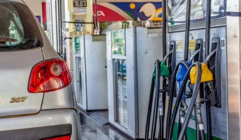 Dia sem imposto: gasolina a R$ 3,80 gera grande fila em posto