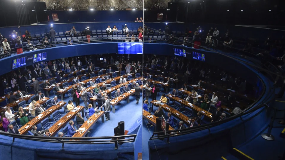 PEC da Anistia: Senado aprova proposta que perdoa multas de partidos