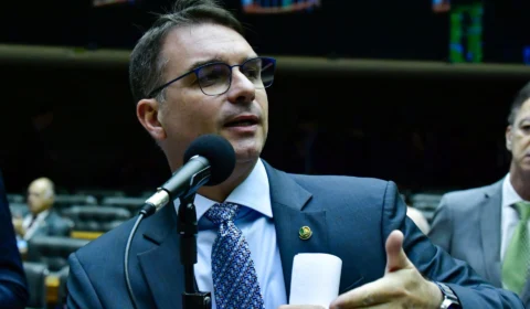 Flávio Bolsonaro diz que STF vai ‘abarrotar o SUS com viciados’