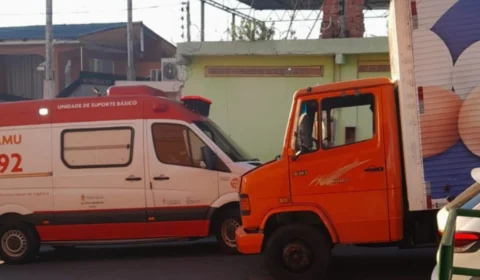 Criança e casal ficam feridos após motocicleta colidir com caminhão-baú no AM