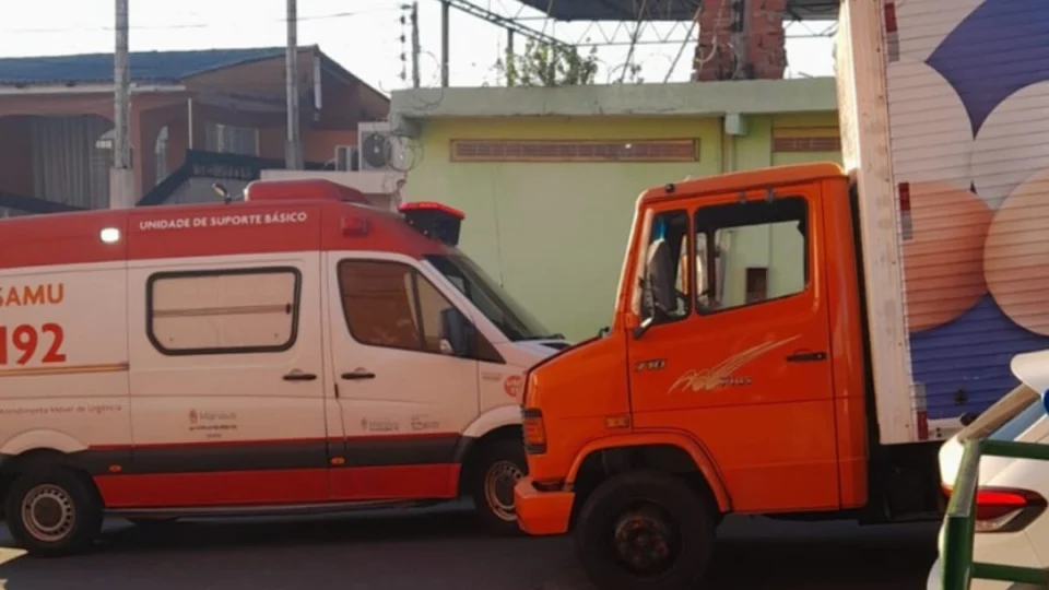 Criança e casal ficam feridos após motocicleta colidir com caminhão-baú no AM
