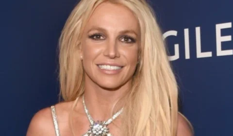 Britney Spears rebate críticas sobre seu corpo e abaixa biquíni