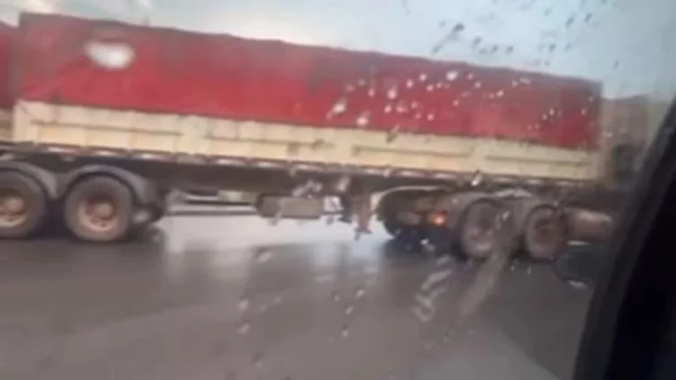 VÍDEO: acidente com carreta gera transtorno em Manaus