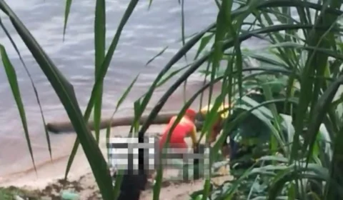 VÍDEO: corpo é encontrado boiando na Praia da Ponta Negra em Manaus