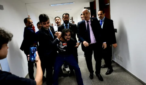 Estudante da UnB é retirado do Congresso após manifestação