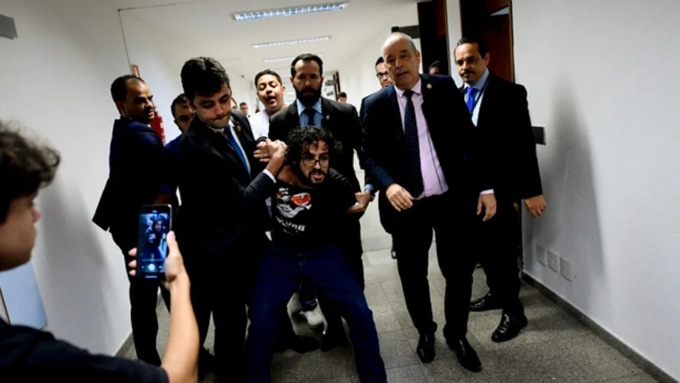 Estudante da UnB é retirado do Congresso após manifestação