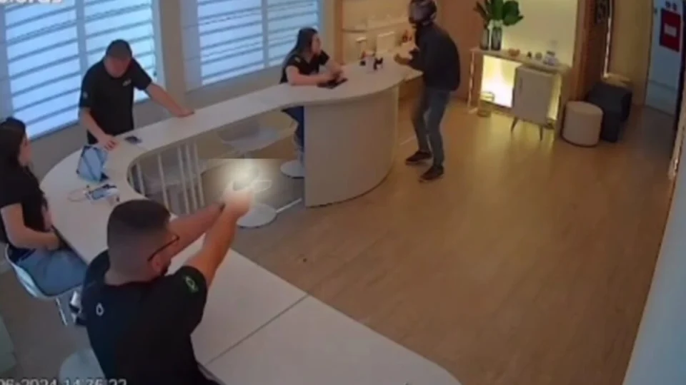 VÍDEO: empresário atira cinco vezes contra criminoso em PR