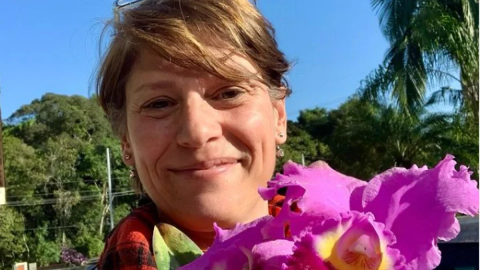 Ex-namorada de Dinho, do Mamonas, inicia nova profissão e se dá bem