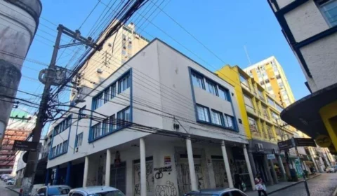 Homem cai do 4º andar enquanto arrumava ar-condicionado em SC