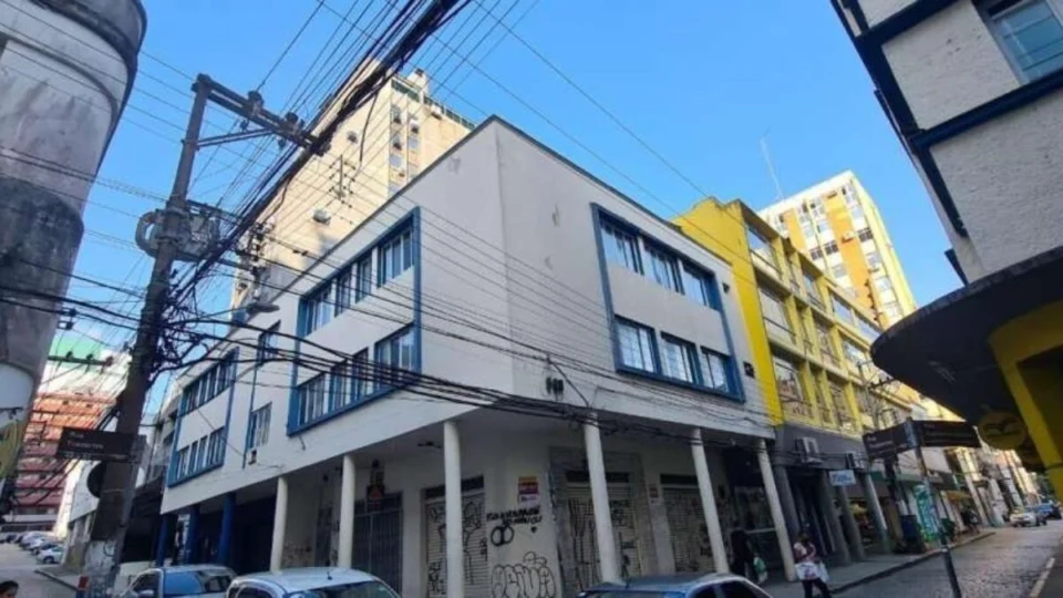 Homem cai do 4º andar enquanto arrumava ar-condicionado em SC