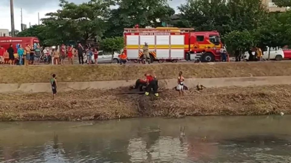 VÍDEO: Idoso preso em bueiro recusa resgate dos bombeiros em Manaus