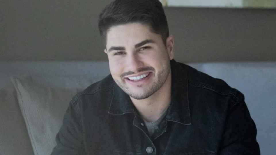 Lucas Souza é hospitalizado após intimidade com outro homem ser exposta