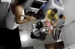 VÍDEO: câmera de segurança flagra madrasta agredindo enteada em Manaus