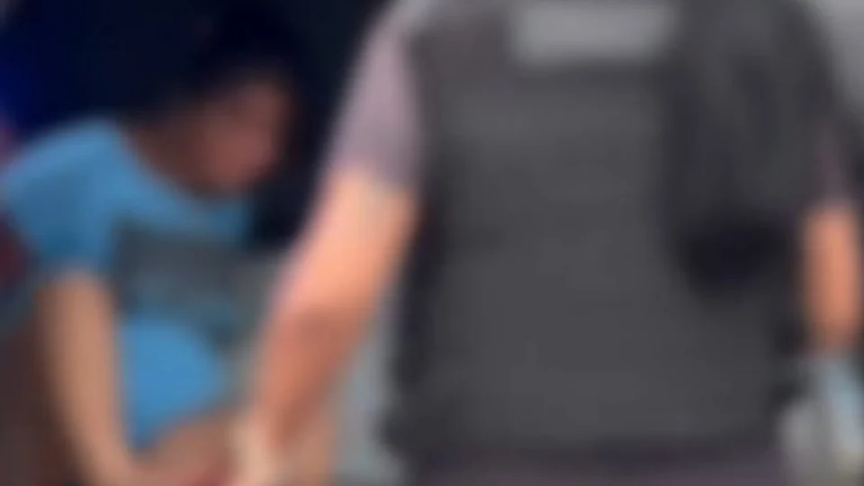 Mãe é presa por explorar sexualmente as próprias filhas em Manaus