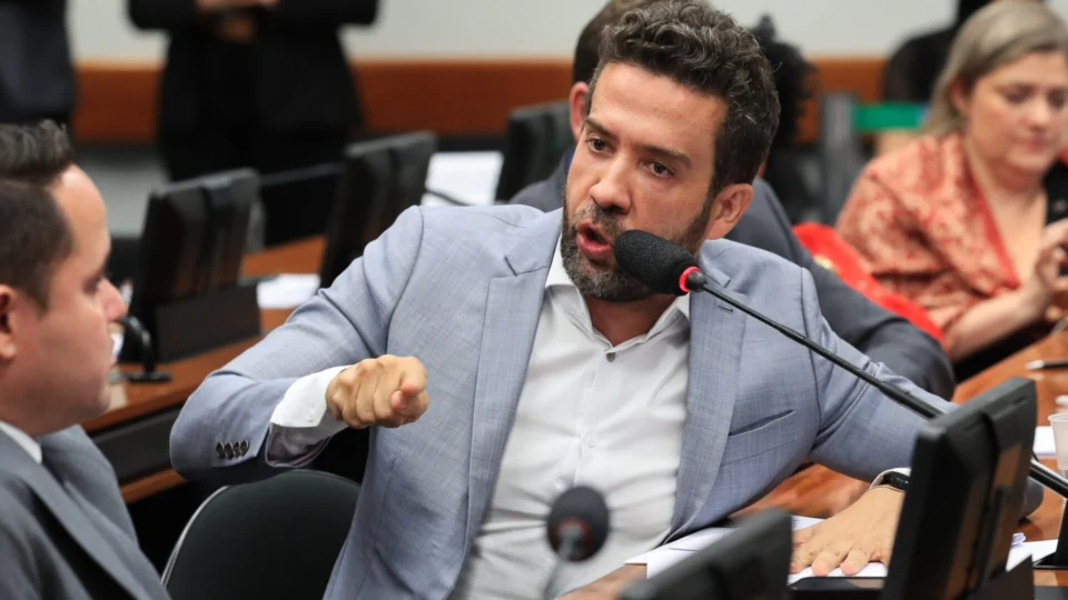 André Janones propõe apresentar o ‘PL do aborto paterno’