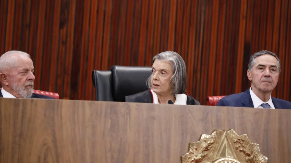 ‘O STF estará ao lado do TSE’, diz Barroso na posse de Cármen Lúcia