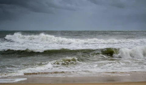 Policial flagra pai tentando afogar duas crianças em praia nos EUA