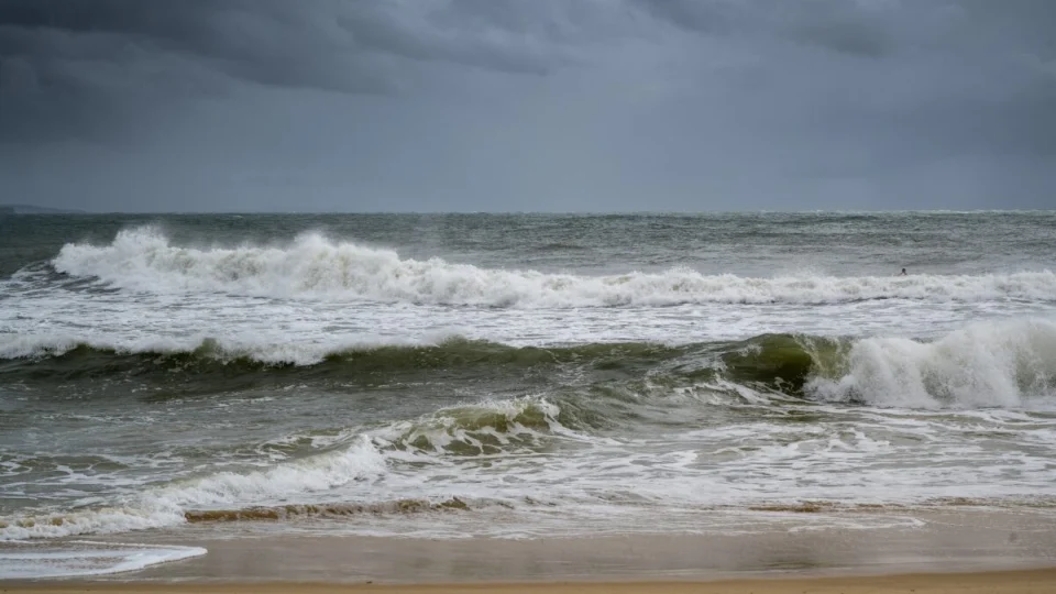 Policial flagra pai tentando afogar duas crianças em praia nos EUA