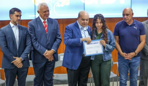 Ibaneis entrega a famílias primeiros recursos do Morar DF