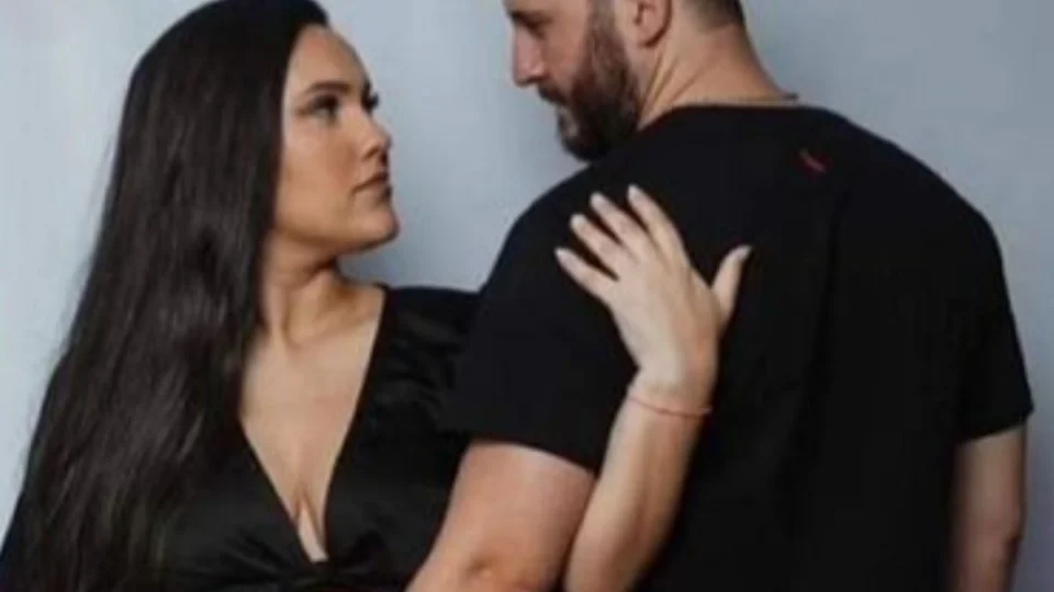 FOTO: viúvo se desespera ao saber que esposa foi morta em tiroteio no Rio