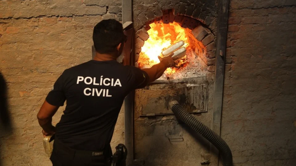 Policia do Acre incinera Drogas avaliadas em R$ 6 milhões