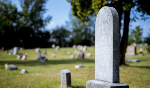 Vídeo: adolescentes violam túmulos e tiram sarro de cadáveres