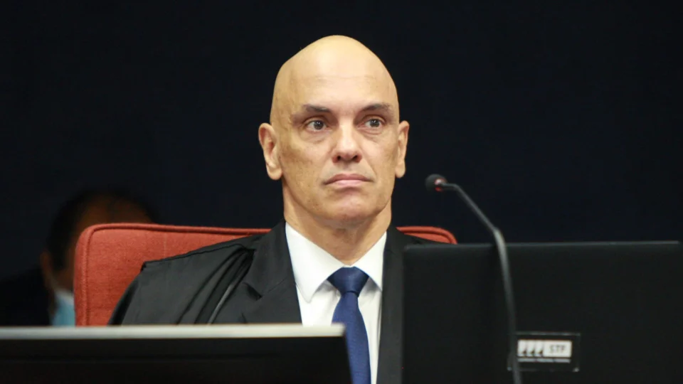 Moraes recua e autoriza publicação de material de ex contra Lira