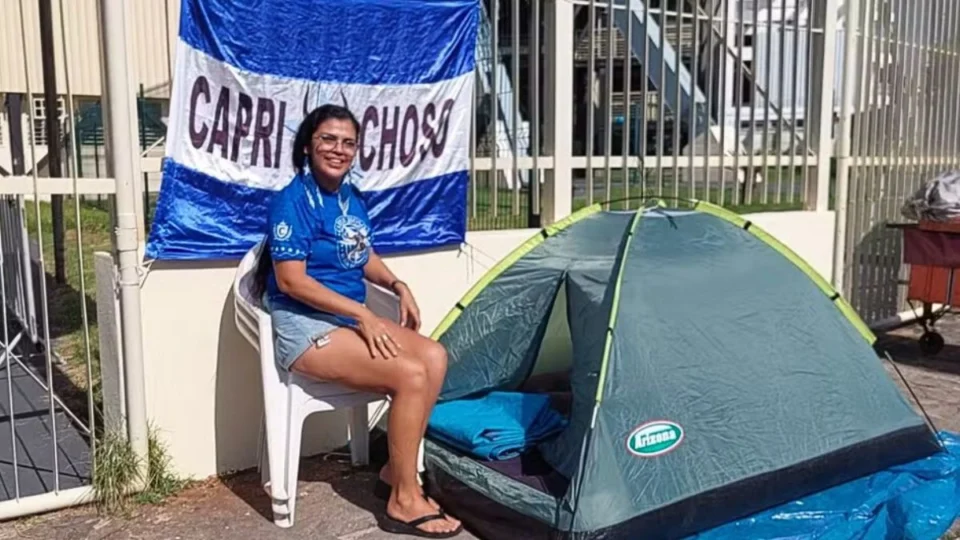 Parintins: primeira na fila do Bumbódromo mantém tradição há 10 anos