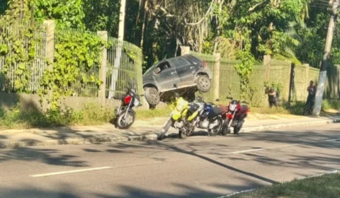 VÍDEO: motorista sai da pista e carro bate em muro da Ufam