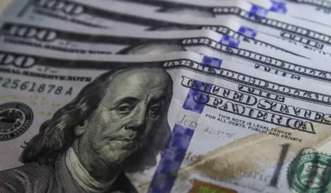 Voluntários acham US$10 mil em mala doada a vítimas no RS