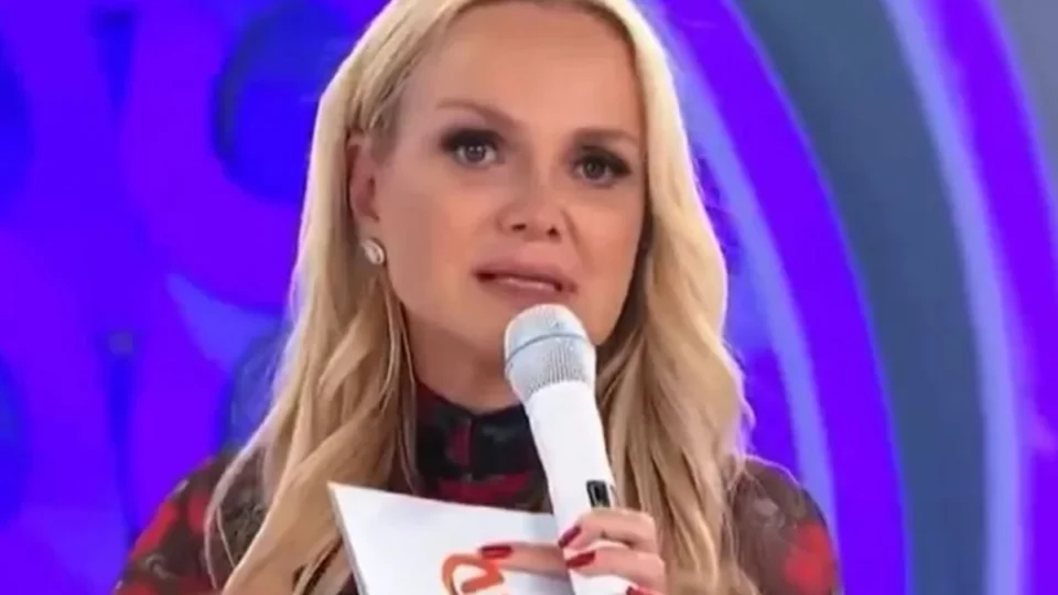 Eliana cai no choro durante despedida em seu programa