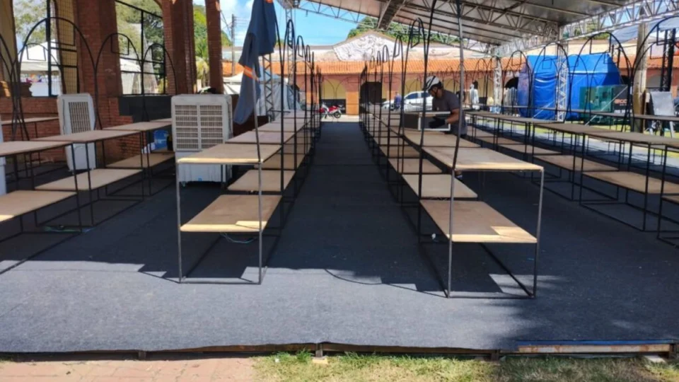 Festival de Parintins: Feira de Artesanato Indígena começa a ser montada