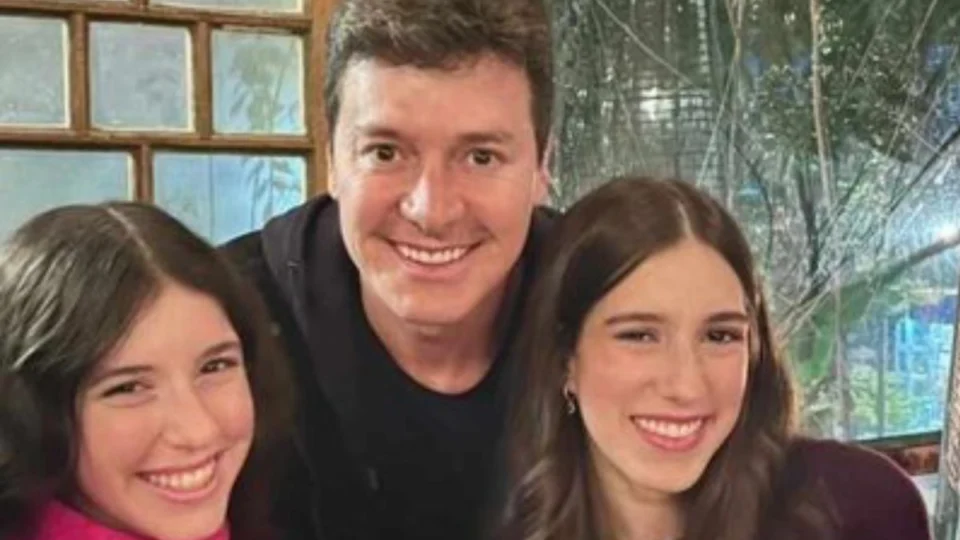 FOTOS: Rodrigo Faro comemora aniversário das filhas com bolinho simples em casa