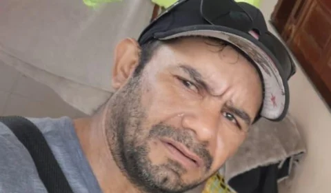 Homem acusado de agredir companheira em praça pública é procurado no AM